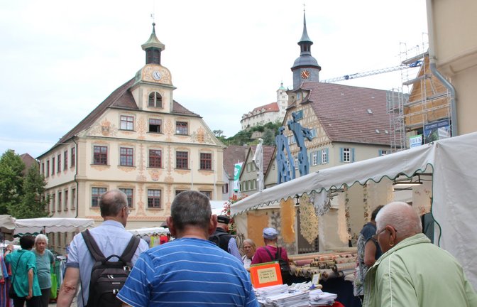 Zum Vaihinger Krämermarkt gibt es am Mittwoch zunächst grauen Himmel und etwas Regen. Ansonsten das bekannte Bild: Vormittags mäßiger Besuch, zur Mittagszeit etwas voller – insbesondere beim Imbisswagen an der Ecke zur Heilbronner Straße. <span class='image-autor'>Foto: Müller</span>