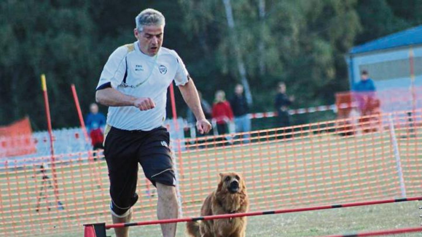 Michael Hilß und Luna bei ihrem letzten Vierkampf-Hürdenlauf bei der deutschen Meisterschaft in Müncheberg.  Foto: privat