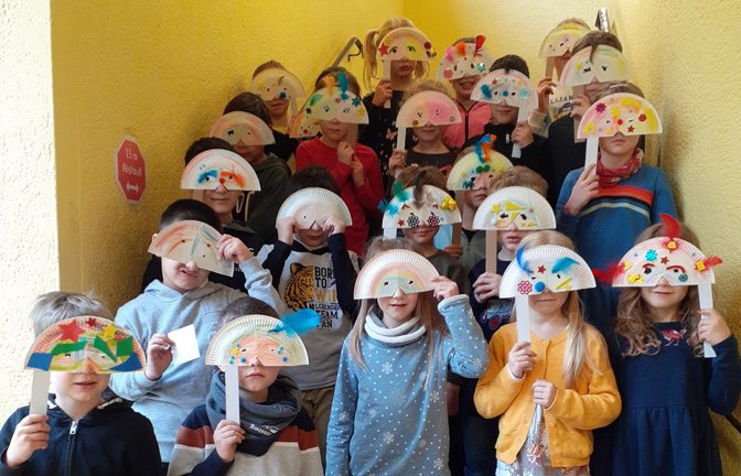 „Nicht wiederzuerkennen – die Schülerinnen und Schüler der Klasse 1b der Vaihinger Schlossbergschule hinter ihren im Kunstunterricht hergestellten Masken.“ <span class='image-autor'>Foto: Pfisterer</span>