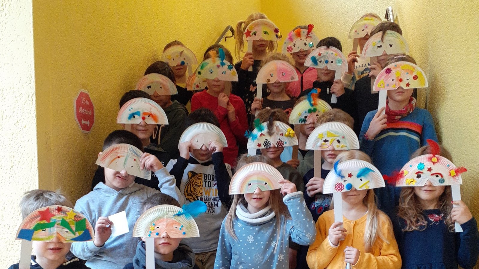 „Nicht wiederzuerkennen – die Schülerinnen und Schüler der Klasse 1b der Vaihinger Schlossbergschule hinter ihren im Kunstunterricht hergestellten Masken.“ Foto: Pfisterer