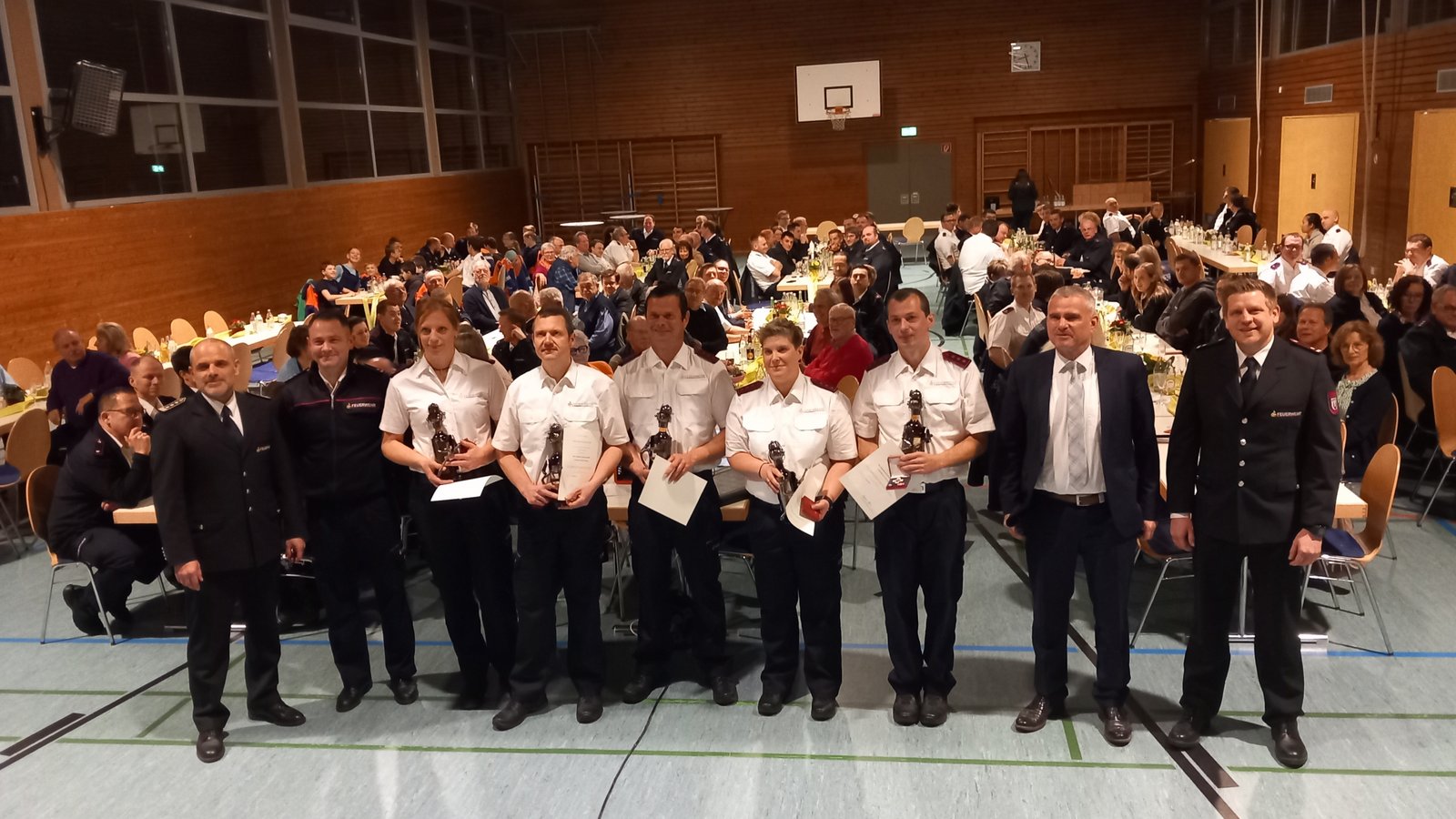 Stadtkommandant Philipp Rousta (von links) und Marcel Reinke freuen sich mit den Geehrten Binia Scheuermann, Sebastian Schmälzle, Nico Mollenkopf, Stefanie Rudolf und Joachim Dupper, die ihre Auszeichnung aus den Händen von Bürgermeister Holger Albrich (Zweiter von rechts) und Michael Gennert erhielten. Foto: Glemser Stadtkommandant Philipp Rousta (von links) und Marcel Reinke freuen sich mit den Geehrten Binia Scheuermann, Sebastian Schmälzle, Nico Mollenkopf, Stefanie Rudolf und Joachim Dupper, die ihre Auszeichnung aus den Händen von Bürgermeister Holger Albrich (Zweiter von rechts) und Michael Gennert erhielten. Foto: Glemser