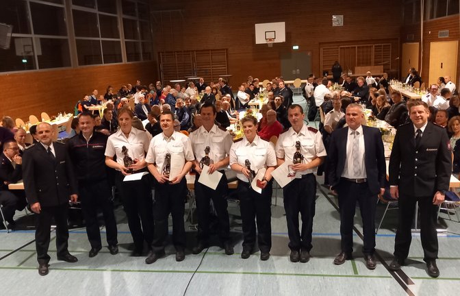 Stadtkommandant Philipp Rousta (von links) und Marcel Reinke freuen sich mit den Geehrten Binia Scheuermann, Sebastian Schmälzle, Nico Mollenkopf, Stefanie Rudolf und Joachim Dupper, die ihre Auszeichnung aus den Händen von Bürgermeister Holger Albrich (Zweiter von rechts) und Michael Gennert erhielten.  <span class='image-autor'>Foto: Glemser</span>