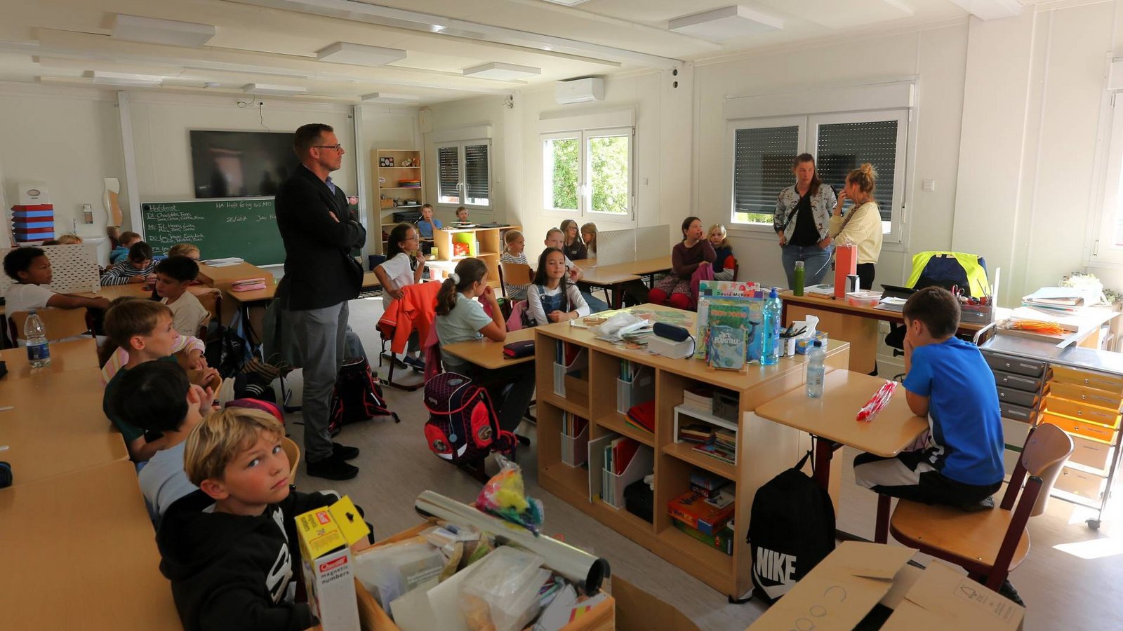 Jeweils vier Container zusammen bilden einen Unterrichtsraum. Zwei vierte Klassen der Vaihinger Schlossbergschule werden ab sofort in Container-Klassenzimmern unterrichtet. Jeweils vier Container zusammen bilden einen Unterrichtsraum. Zwei vierte Klassen der Vaihinger Schlossbergschule werden ab sofort in Container-Klassenzimmern unterrichtet.