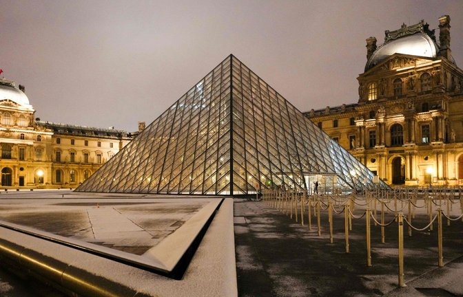Falschalarm: Ein Video eines Brands im Louvre, das auf X kursiert, ist mithilfe von KI erzeugt worden.<span class='image-autor'>Foto: AFP/DIMITAR DILKOFF</span>