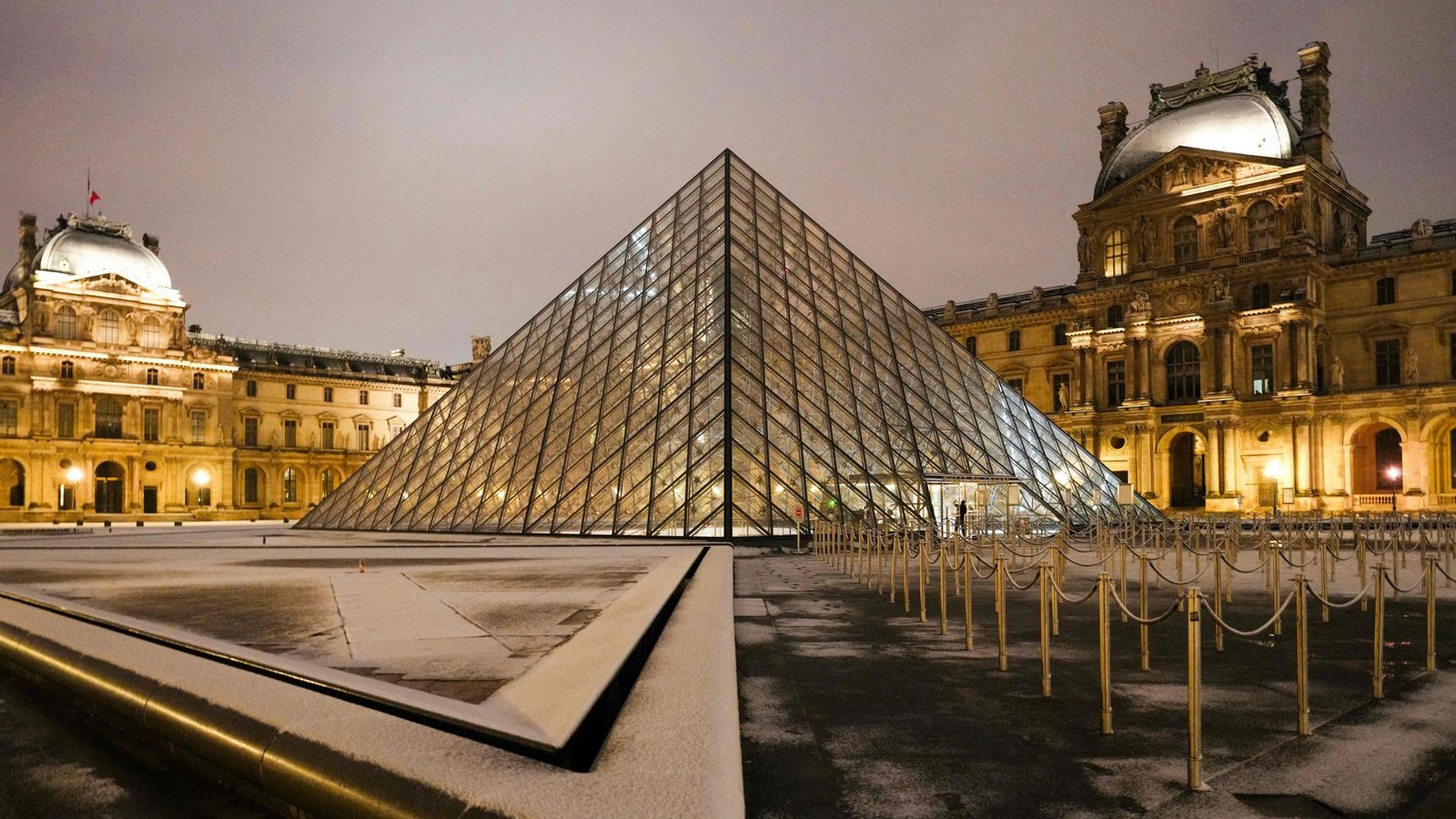 Falschalarm: Ein Video eines Brands im Louvre, das auf X kursiert, ist mithilfe von KI erzeugt worden.Foto: AFP/DIMITAR DILKOFF Falschalarm: Ein Video eines Brands im Louvre, das auf X kursiert, ist mithilfe von KI erzeugt worden.Foto: AFP/DIMITAR DILKOFF