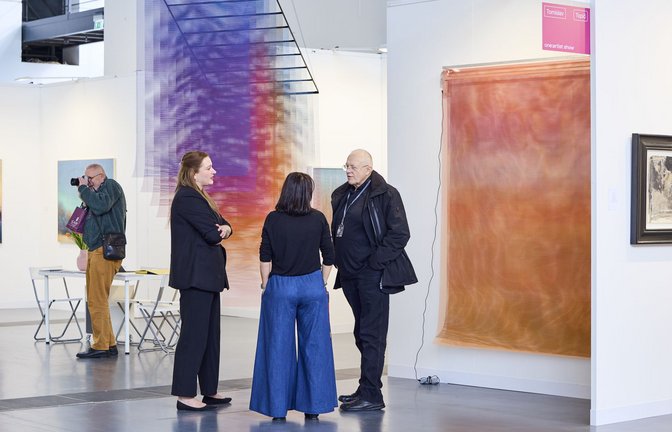 Gespräche gehören bei der Art Karlsruhe dazu.<span class='image-autor'>Foto: Art Karlsruhe/Carlotta Roob</span>