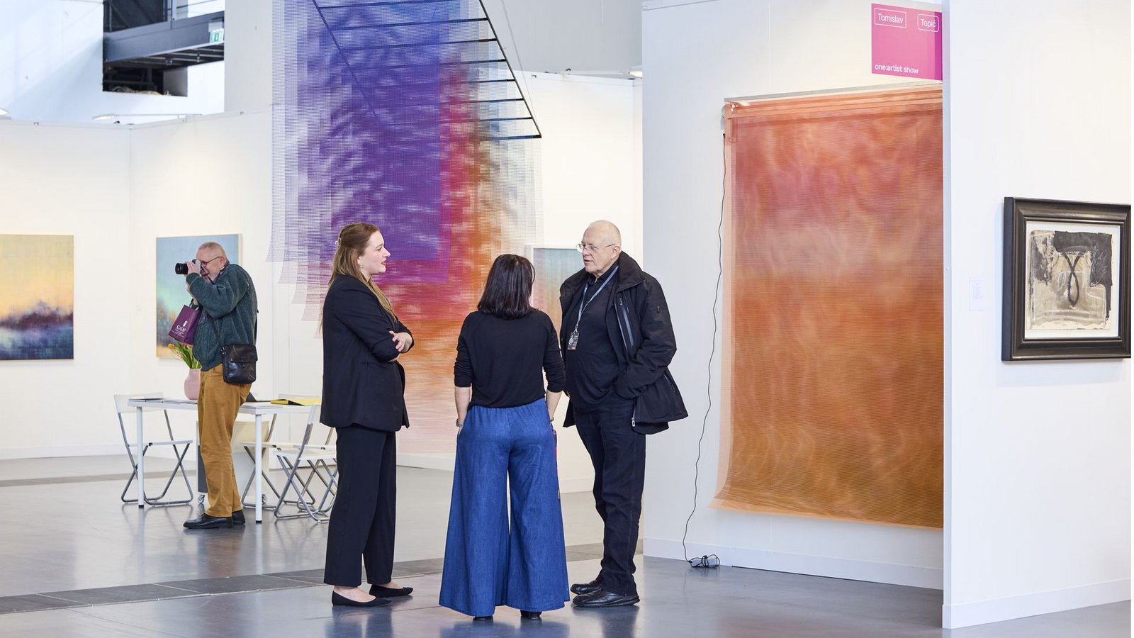 Gespräche gehören bei der Art Karlsruhe dazu.Foto: Art Karlsruhe/Carlotta Roob