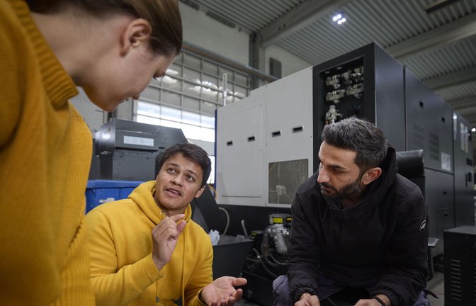 Richter Lighting Technologies in Heubach: Prozessingenieurin Tetiana Yakovenko aus der Ukraine (li.) im Gespräch mit Wirtschaftsingenieur Franklin Lopez (Mitte) aus Kolumbien und Montagehelfer Elli Alghaleb (re.) aus Syrien<span class='image-autor'>Foto: Gottfried Stoppel</span>