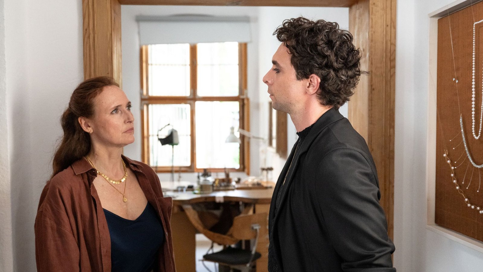 Auch Kommissar Ross hat Fragen an die Besitzerin des Juweliergeschäftes.Foto: rbb/Christoph Assmann