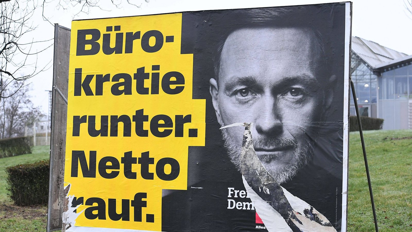 Auch die FDP spricht von Netto auf ihrem Plakat – und will dafür laut Programm einen linear-progressiven Chancentarif in der Einkommenssteuer einführen.Foto: IMAGO/Revierfoto/IMAGO/Revierfoto