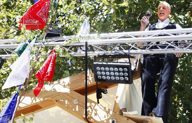 Tino Pietrobelli sagt den Richtspruch auf und wird dafür mit dem ersten Schluck des Weindorfs belohnt.<span class='image-autor'>Foto: Lichtgut/Leif Piechowski</span>