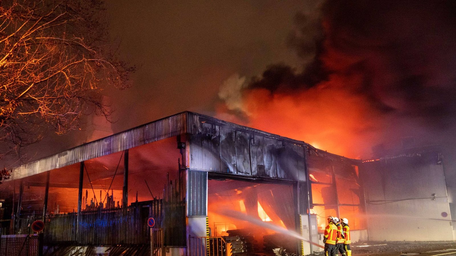Löschung des Brandes.Foto: 7aktuell.de/Alexander Hald Löschung des Brandes.Foto: 7aktuell.de/Alexander Hald