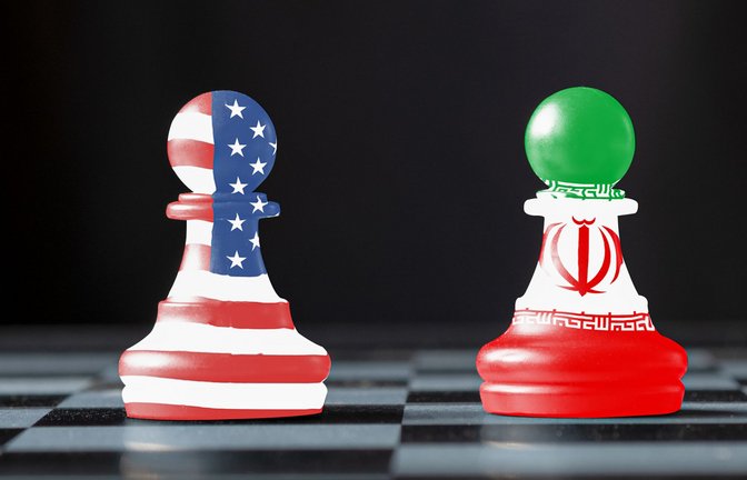 Wer gibt als Erster nach? Schachfiguren mit den Flaggensymbolen der USA und des Iran.<span class='image-autor'>Foto: Imago/Dreamstime</span>
