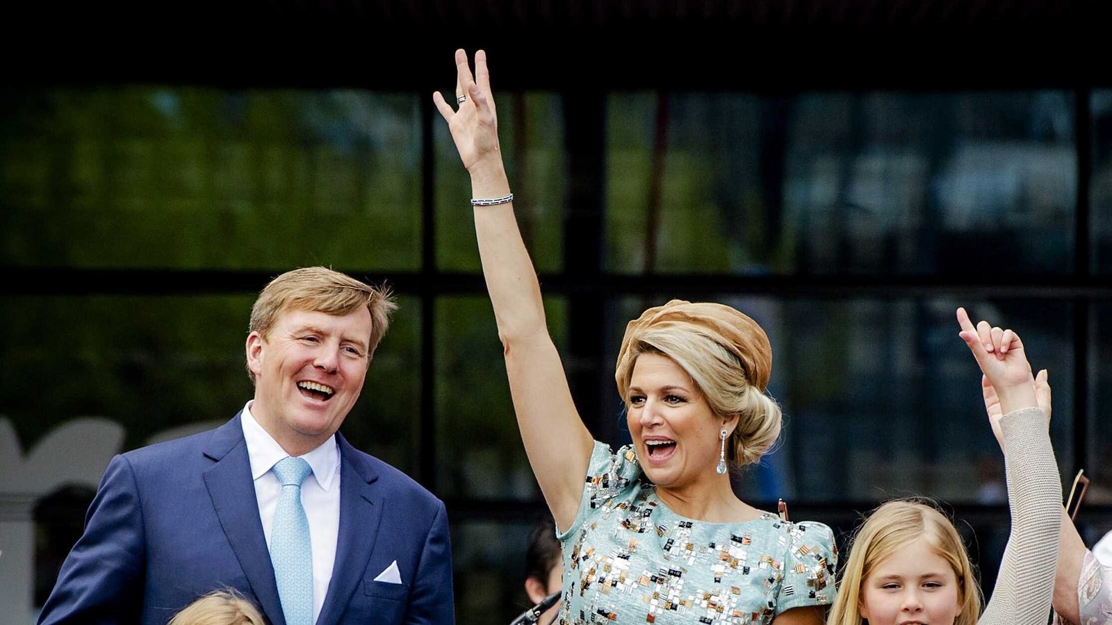 2014: Der niederländische König Willem-Alexander, Königin Maxima und ihre Töchter (r-l) Alexia, Ariane und Amalia während des Königstags in Amstelveen.Foto: picture alliance / dpa | Robin Van Lonkhuijsen