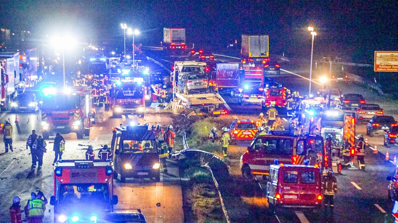 Feuerwehr- und Rettungsfahrzeuge stehen nach dem LKW-Unfall bei Raststatt auf der auf der Autobahn 5.Foto: -/Einsatz-Report24/dpa