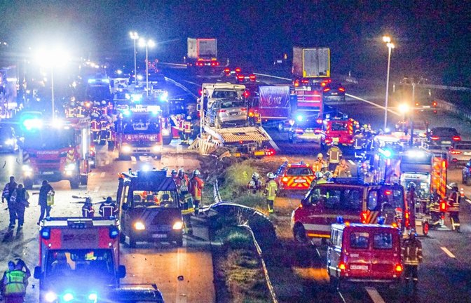 Feuerwehr- und Rettungsfahrzeuge stehen nach dem LKW-Unfall bei Raststatt auf der auf der Autobahn 5.<span class='image-autor'>Foto: -/Einsatz-Report24/dpa</span>