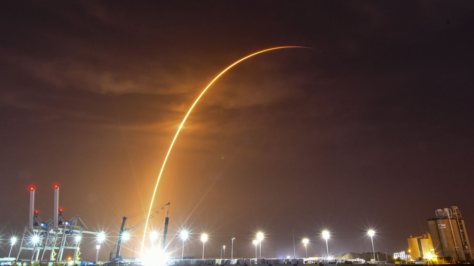Im Vordergrund ist die Trägerrakete der SpaceX KPLO-Mission vom 4. August 2022 zu sehen, die mit dem Drohnenschiff nach Port Canaveral zurückkehrte, das jetzt an dem riesigen mobilen Hafenkran hängt.Foto: Malcolm Denemark/Florida Today/AP/dpa Im Vordergrund ist die Trägerrakete der SpaceX KPLO-Mission vom 4. August 2022 zu sehen, die mit dem Drohnenschiff nach Port Canaveral zurückkehrte, das jetzt an dem riesigen mobilen Hafenkran hängt.Foto: Malcolm Denemark/Florida Today/AP/dpa