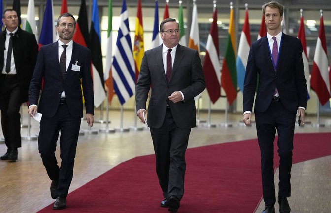 Verteidigungsminister Boris Pistorius (Mitte) auf dem Weg zum Treffen mit seinen EU-Kollegen in Brüssel.<span class='image-autor'>Foto: dpa/Virginia Mayo</span>