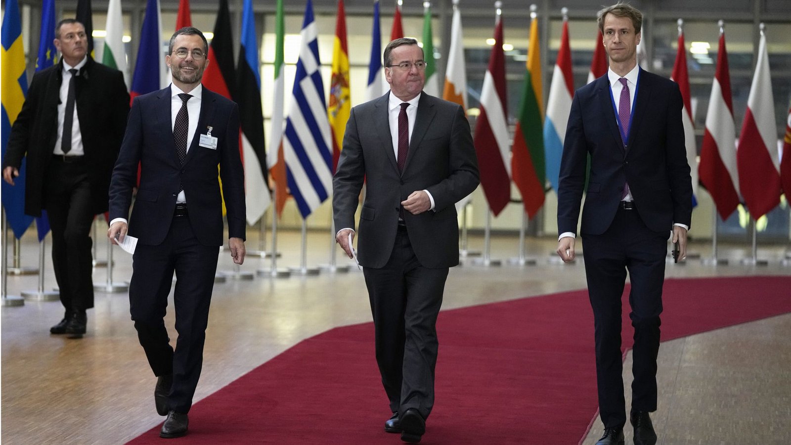 Verteidigungsminister Boris Pistorius (Mitte) auf dem Weg zum Treffen mit seinen EU-Kollegen in Brüssel.Foto: dpa/Virginia Mayo