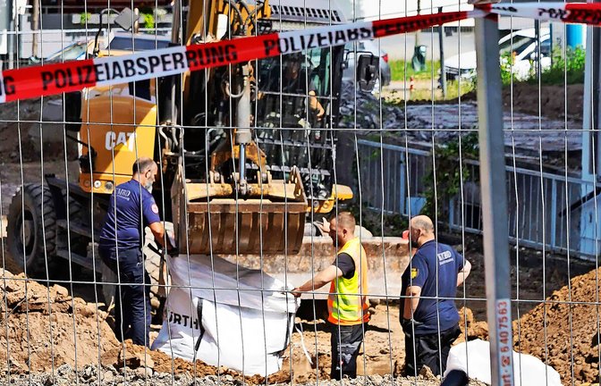 Fachleute an der Fundstelle<span class='image-autor'>Foto: Andreas Rosar</span>