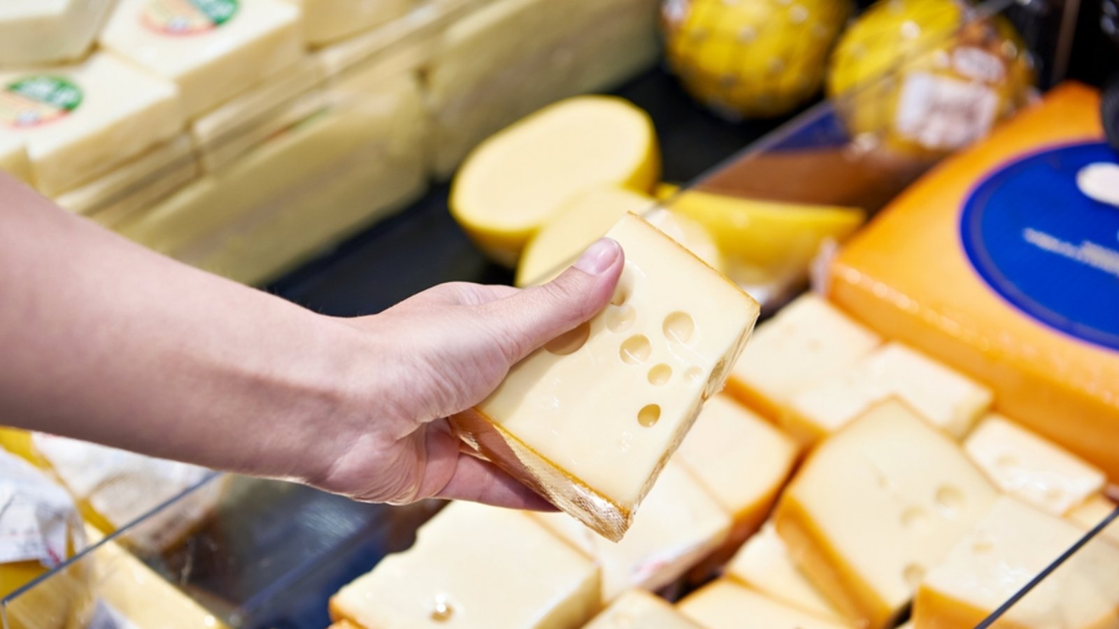 Mehrere Käsesorten der Fromagerie Jean Perrin werden aktuell zurückgerufen. Erfahren Sie hier, welche Sorten betroffen sind und was Verbraucher jetzt tun sollten.Foto: Sergey Ryzhov / Shutterstock.com Mehrere Käsesorten der Fromagerie Jean Perrin werden aktuell zurückgerufen. Erfahren Sie hier, welche Sorten betroffen sind und was Verbraucher jetzt tun sollten.Foto: Sergey Ryzhov / Shutterstock.com