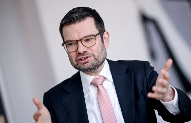Marco Buschmann (FDP) befürchtet, das Gesetz könne große Belastungen für den Mittelstand mit sich bringen. (Archivbild)<span class='image-autor'>Foto: dpa/Britta Pedersen</span>