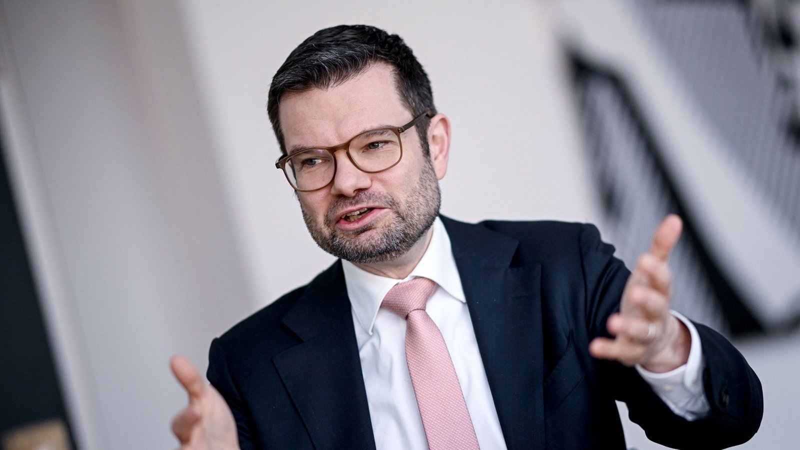 Marco Buschmann (FDP) befürchtet, das Gesetz könne große Belastungen für den Mittelstand mit sich bringen. (Archivbild)Foto: dpa/Britta Pedersen