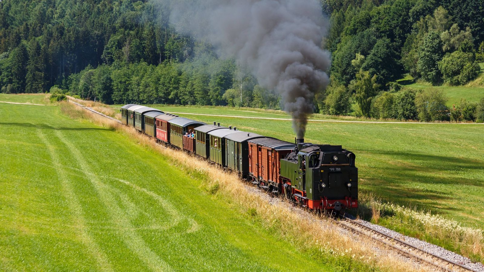 Der Lieferwagen stieß mit der Museumsbahn „Öchsele“ zusammen. (Symbolfoto)Foto: /IMAGO/Markus Mainka Der Lieferwagen stieß mit der Museumsbahn „Öchsele“ zusammen. (Symbolfoto)Foto: /IMAGO/Markus Mainka