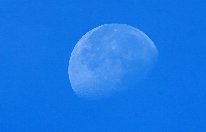 Je nach Mondphase ist der Mond auch tagsüber am Himmel zu erkennen.<span class='image-autor'>Foto: Andreas Rosar Fotoagentur-Stuttg/Andreas Rosar Fotoagentur-Stuttg</span>