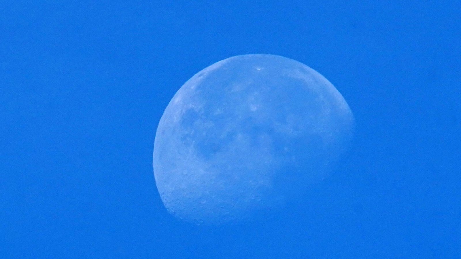 Je nach Mondphase ist der Mond auch tagsüber am Himmel zu erkennen.Foto: Andreas Rosar Fotoagentur-Stuttg/Andreas Rosar Fotoagentur-Stuttg Je nach Mondphase ist der Mond auch tagsüber am Himmel zu erkennen.Foto: Andreas Rosar Fotoagentur-Stuttg/Andreas Rosar Fotoagentur-Stuttg