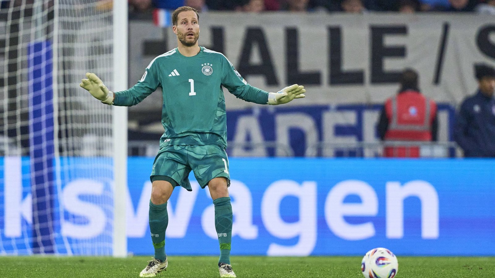 Oliver Baumann (Note 3,5): Ein undankbares Spiel für den Hoffenheimer Torwart. Hatte im ersten Abschnitt keine Gelegenheit sich auszuzeichnen und musste zweimal hinter sich greifen. Mit dem Fuß0 agierte Oliver Baumann sicher. Beim 3:3 durch Joel Monteiro kam er nicht mehr heran (79.).Foto: IMAGO/ActionPictures