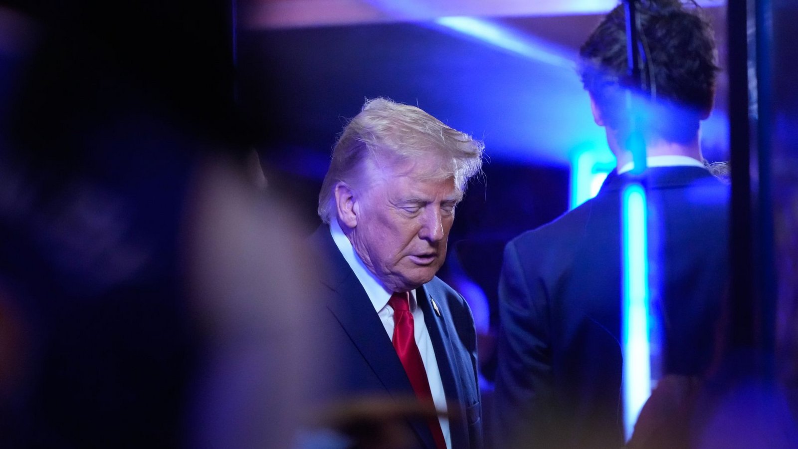 US-Präsident Donald Trump besucht das NBA-Spiel der New York Knicks gegen die San Antonio Spurs.Foto: Ross D. Franklin/AP/dpa