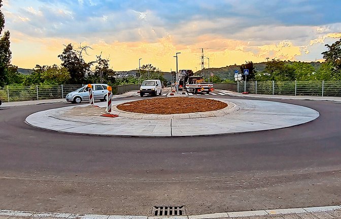 Der Kreisverkehr ist nahezu fertig. Wegen der Brückensanierung werden die Otto-Hirsch-Brücken nun gesperrt.<span class='image-autor'>Foto: /Sebastian Steegmüller</span>