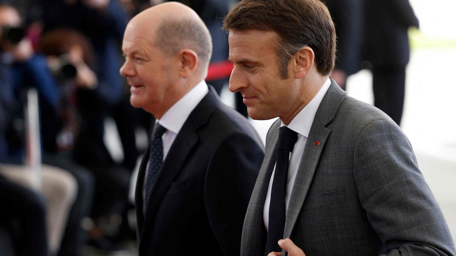 Bundeskanzler Olaf Scholz (l) hat sich gemeinsam mit dem französischen Präsidenten Emmanuel Macron für eine Neuausrichtung der Handelsbeziehungen mit China ausgesprochen (Archivfoto).Foto: AFP/ODD ANDERSEN Bundeskanzler Olaf Scholz (l) hat sich gemeinsam mit dem französischen Präsidenten Emmanuel Macron für eine Neuausrichtung der Handelsbeziehungen mit China ausgesprochen (Archivfoto).Foto: AFP/ODD ANDERSEN
