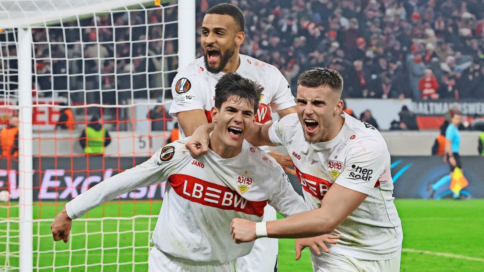 Jubel beim Siegtorschützen Chema (li.), Ermedin Demirovic (re.) und Josha Vagnoman – aber trotz des 3:2-Erfolges gegen Young Boys Bern muss der VfB in die Play-offs.Foto: Baumann Jubel beim Siegtorschützen Chema (li.), Ermedin Demirovic (re.) und Josha Vagnoman – aber trotz des 3:2-Erfolges gegen Young Boys Bern muss der VfB in die Play-offs.Foto: Baumann