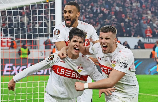 Jubel beim Siegtorschützen Chema (li.), Ermedin Demirovic (re.) und  Josha Vagnoman – aber trotz des 3:2-Erfolges gegen Young Boys  Bern muss der VfB in die Play-offs.<span class='image-autor'>Foto: Baumann</span>
