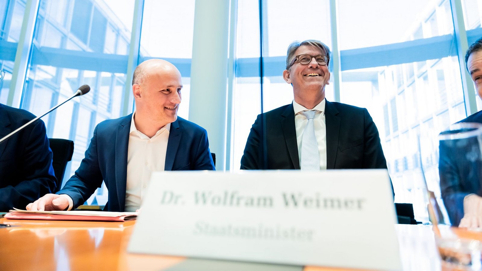 Der Grüne Sven Lehmann hat den Kulturstaatsminister schon mehrfach in den Kulturausschuss geladen, um Bericht zu erstatten. (Archivbild)Foto: Christoph Soeder/dpa