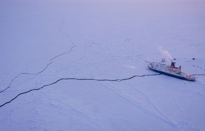 Das deutsche Forschungsschiff Polarstern liegt im Frühjahr 2020 während der einjährigen Mosaic-Expedition im Eis der Zentralarktis.<span class='image-autor'>Foto: Manuel Ernst/Alfred-Wegener-Institut, Helmhol/dpa</span>