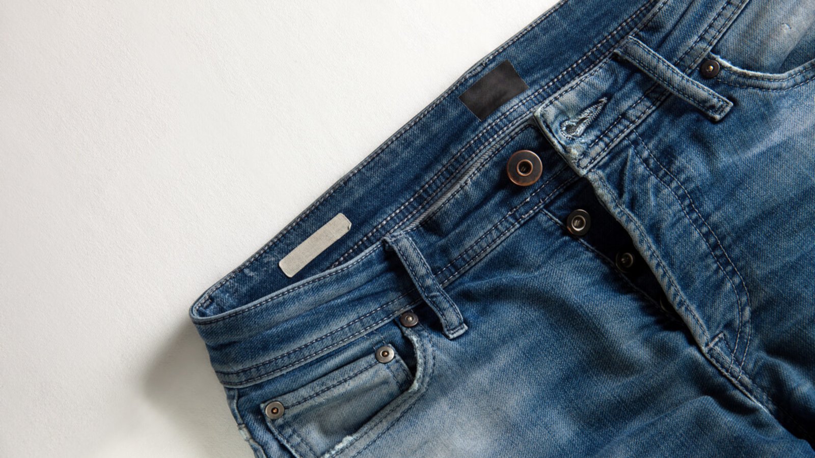 In diesem Artikel zeigen wir Ihnen 6 einfache Möglichkeiten, wie sich enge Jeans weiten lassen. (Tipps für Bund, Oberschenkel, Bein und Länge)Foto: Cumhur Kaplan / Shutterstock.com