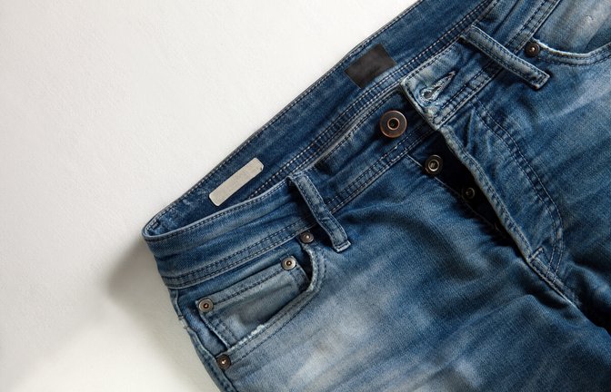 In diesem Artikel zeigen wir Ihnen 6 einfache Möglichkeiten, wie sich enge Jeans weiten lassen. (Tipps für Bund, Oberschenkel, Bein und Länge)<span class='image-autor'>Foto: Cumhur Kaplan / Shutterstock.com</span>
