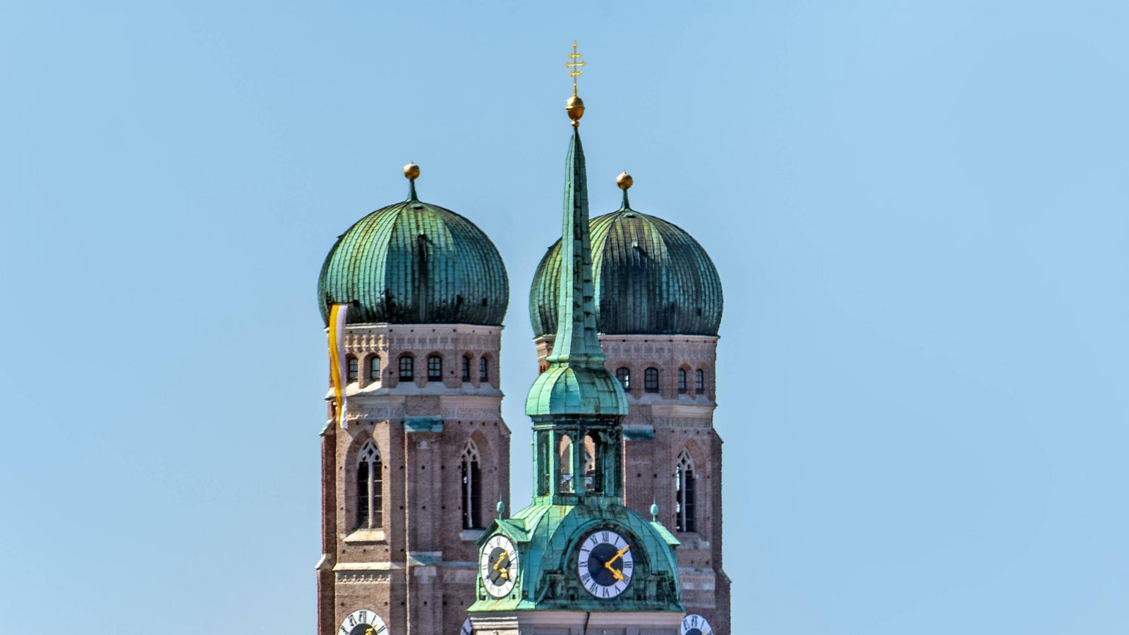 Münchner Wahrzeichen: Frauenkirche und Alter PeterFoto: Wolfgang Maria Weber/imago Münchner Wahrzeichen: Frauenkirche und Alter PeterFoto: Wolfgang Maria Weber/imago