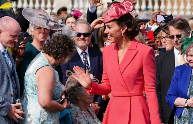 Herzogin Kate begrüßt die Besucherinnen und Besucher der Gartenparty im Park von Buckingham Palace.<span class='image-autor'>Foto: AFP/DOMINIC LIPINSKI</span>