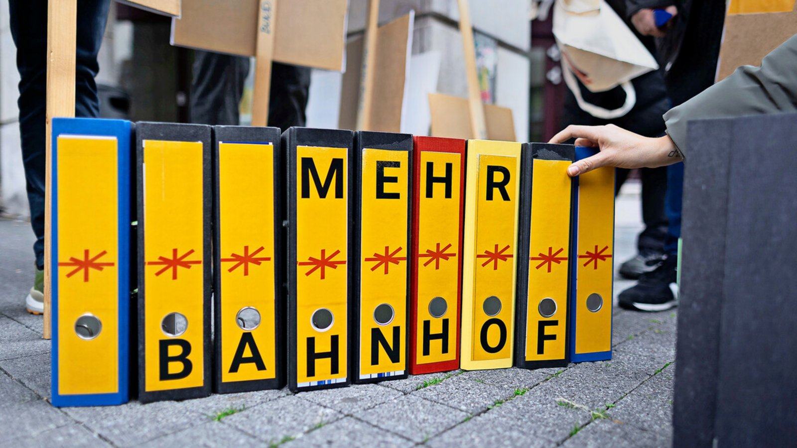 Die Initiatoren eines Bürgerbegehrens gegen die Bebauung der Stuttgart-21-Gleisflächen wollen die Auszählung der Unterstützerunterschriften prüfen.Foto: Lichtgut/Leif Piechowski Die Initiatoren eines Bürgerbegehrens gegen die Bebauung der Stuttgart-21-Gleisflächen wollen die Auszählung der Unterstützerunterschriften prüfen.Foto: Lichtgut/Leif Piechowski