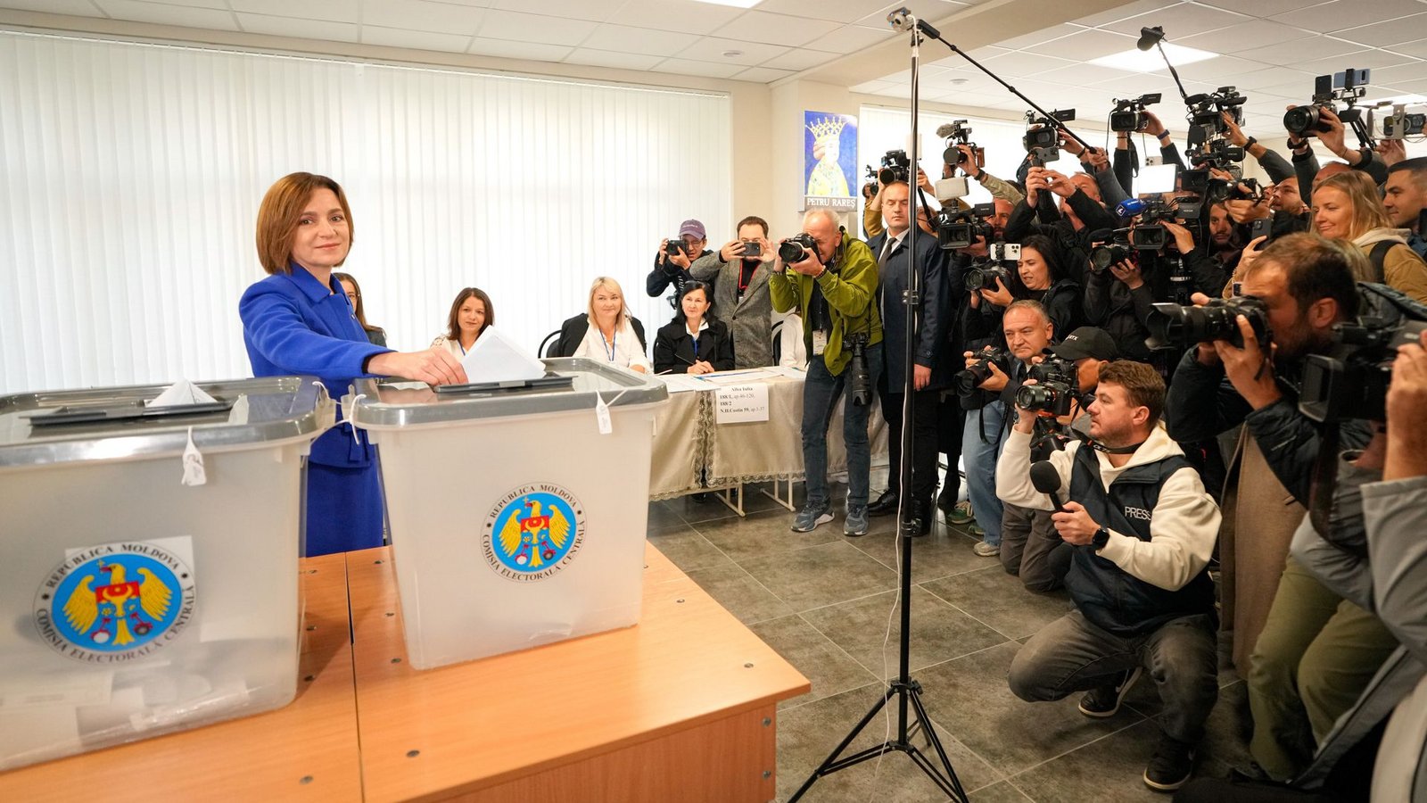 Vielbeachtete Wahl im kleinen Moldau. Die pro-europäische Präsidentin Maia Sandu gibt bei der Parlamentswahl ihre Stimme ab. Ihre Partei hat die Abstimmung deutlich gewonnen.Foto: Vadim Ghirda/dpa Vielbeachtete Wahl im kleinen Moldau. Die pro-europäische Präsidentin Maia Sandu gibt bei der Parlamentswahl ihre Stimme ab. Ihre Partei hat die Abstimmung deutlich gewonnen.Foto: Vadim Ghirda/dpa