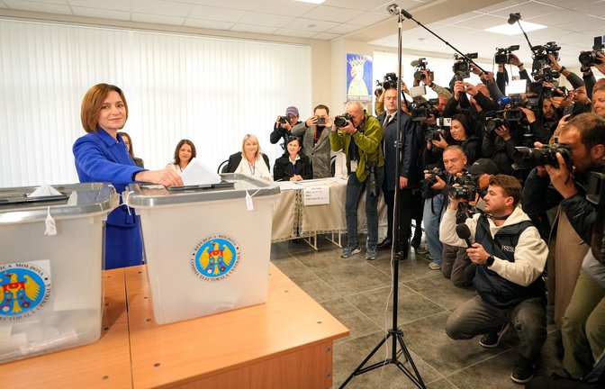 Vielbeachtete Wahl im kleinen Moldau. Die pro-europäische Präsidentin Maia Sandu gibt bei der Parlamentswahl ihre Stimme ab. Ihre Partei hat die Abstimmung deutlich gewonnen.<span class='image-autor'>Foto: Vadim Ghirda/dpa</span>