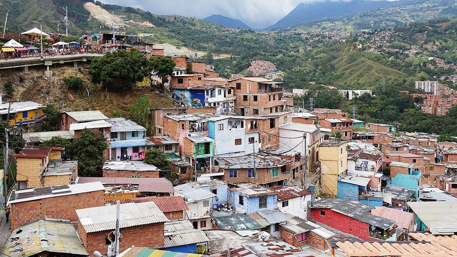 Eine ganz besondere Bedeutung haben Rolltreppen im kolumbianischen Medellín. Jahrzehntelang beherrschte Drogenkriminalität die Stadt, insbesondere die an steilen Berghängen gelegenen Armenviertel. Eines davon, die Comuna 13, bekam 2011 mehrere insgesamt 384 Meter lange Rolltreppen, die das Viertel besser zugänglich machten und dabei halfen, die Kriminalität in den Griff zu bekommen.Foto: Wikipedia commons/Bernard Gagnon