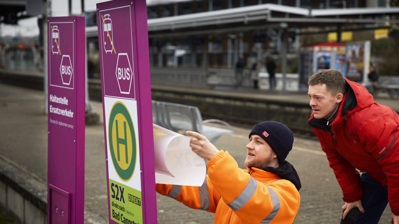 Stefan Fischer (rechts) und Jonas Mäckelburg richten die Wegeführung für den Ersatzverkehr im Dezember zwischen Waiblingen und Stuttgart ein.Foto: Gottfried Stoppel Stefan Fischer (rechts) und Jonas Mäckelburg richten die Wegeführung für den Ersatzverkehr im Dezember zwischen Waiblingen und Stuttgart ein.Foto: Gottfried Stoppel