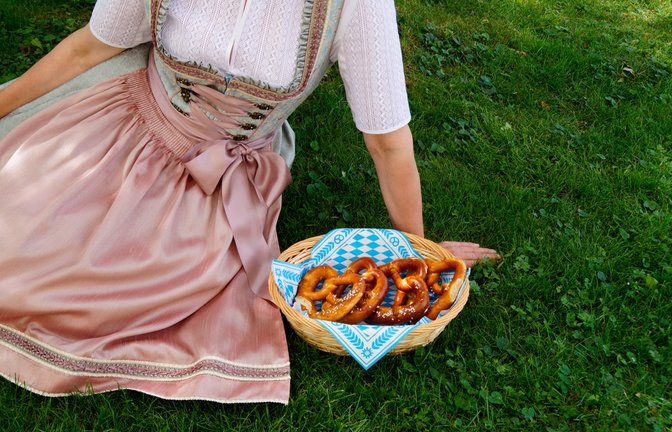 Die Dirndl-Schleife hat, je nachdem, an welcher Stelle man sie bindet, eine unterschiedliche Bedeutung.<span class='image-autor'>Foto: Julia Faerber Summer 23 / shutterstock.com</span>