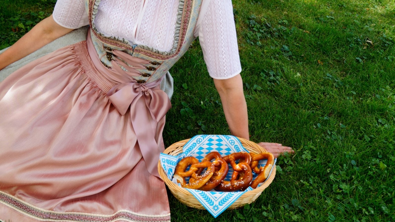 Die Dirndl-Schleife hat, je nachdem, an welcher Stelle man sie bindet, eine unterschiedliche Bedeutung.Foto: Julia Faerber Summer 23 / shutterstock.com