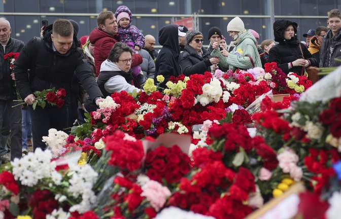 Trauernde legen Blumen nieder an der Crocus City Hall.<span class='image-autor'>Foto: dpa/Vitaly Smolnikov</span>